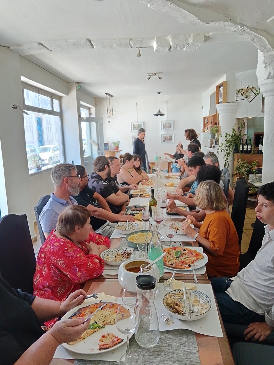 Au restau pour le depart de clea et lucas le 1er octobre 3 